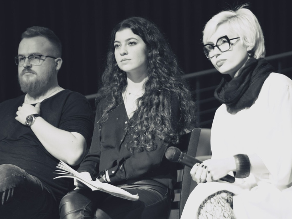 Nowa forma teatralna głogowskich aktorów. Na scenie czytali dramat 