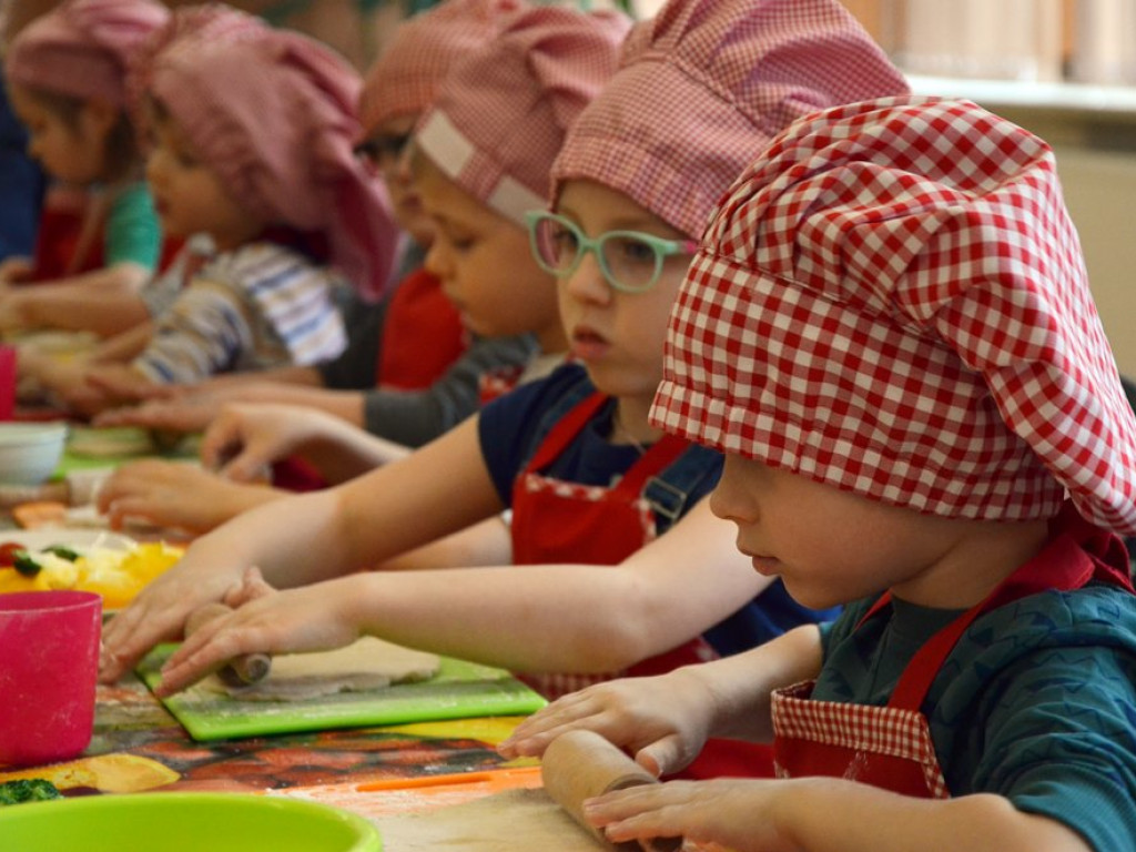 Dzieci wypiekły pyszne warzywne pizzerki. Kulinarne zajęcia w MOK-u
