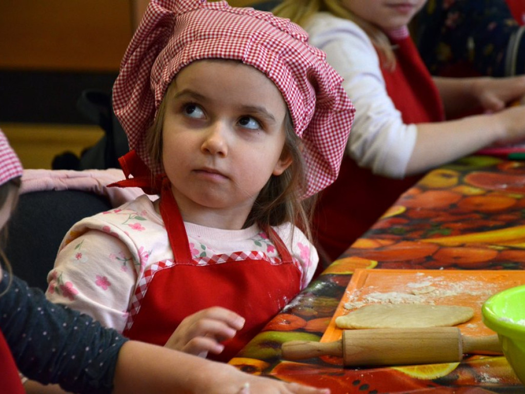 Dzieci wypiekły pyszne warzywne pizzerki. Kulinarne zajęcia w MOK-u