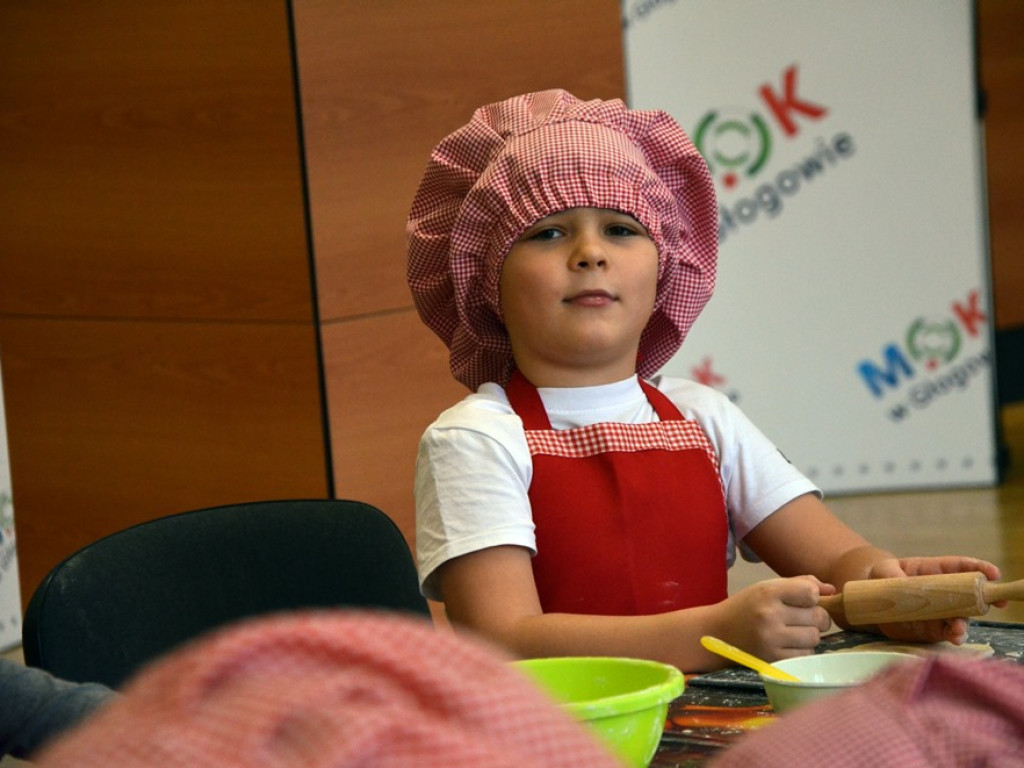 Dzieci wypiekły pyszne warzywne pizzerki. Kulinarne zajęcia w MOK-u