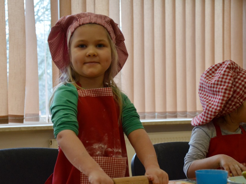 Dzieci wypiekły pyszne warzywne pizzerki. Kulinarne zajęcia w MOK-u
