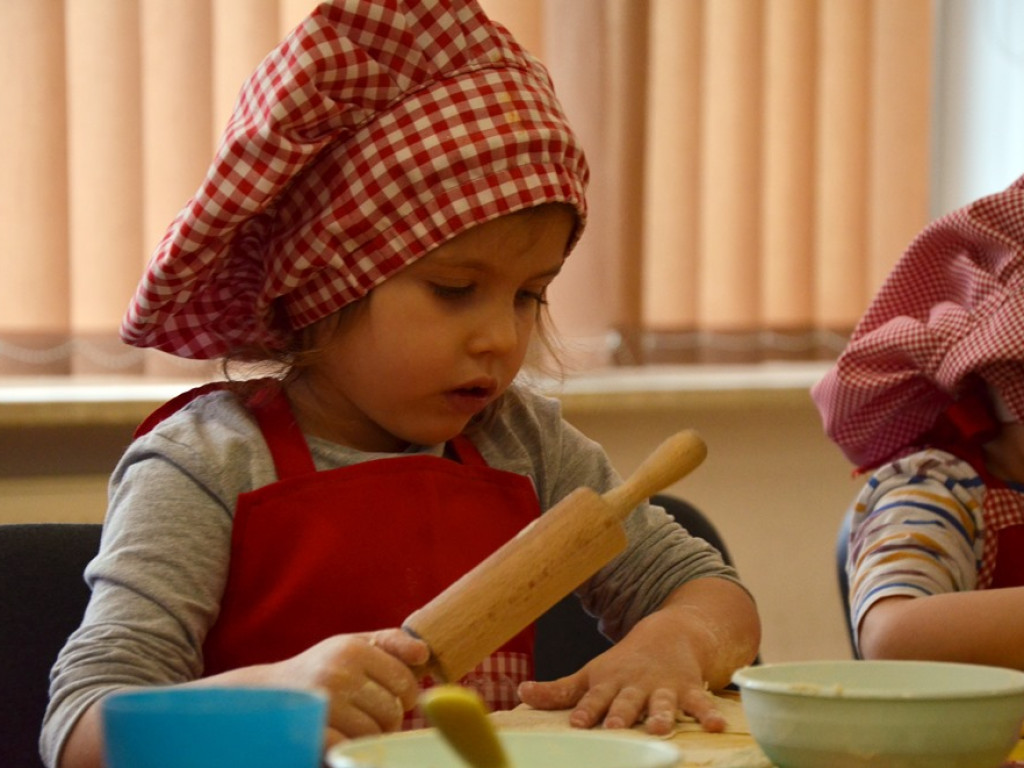 Dzieci wypiekły pyszne warzywne pizzerki. Kulinarne zajęcia w MOK-u