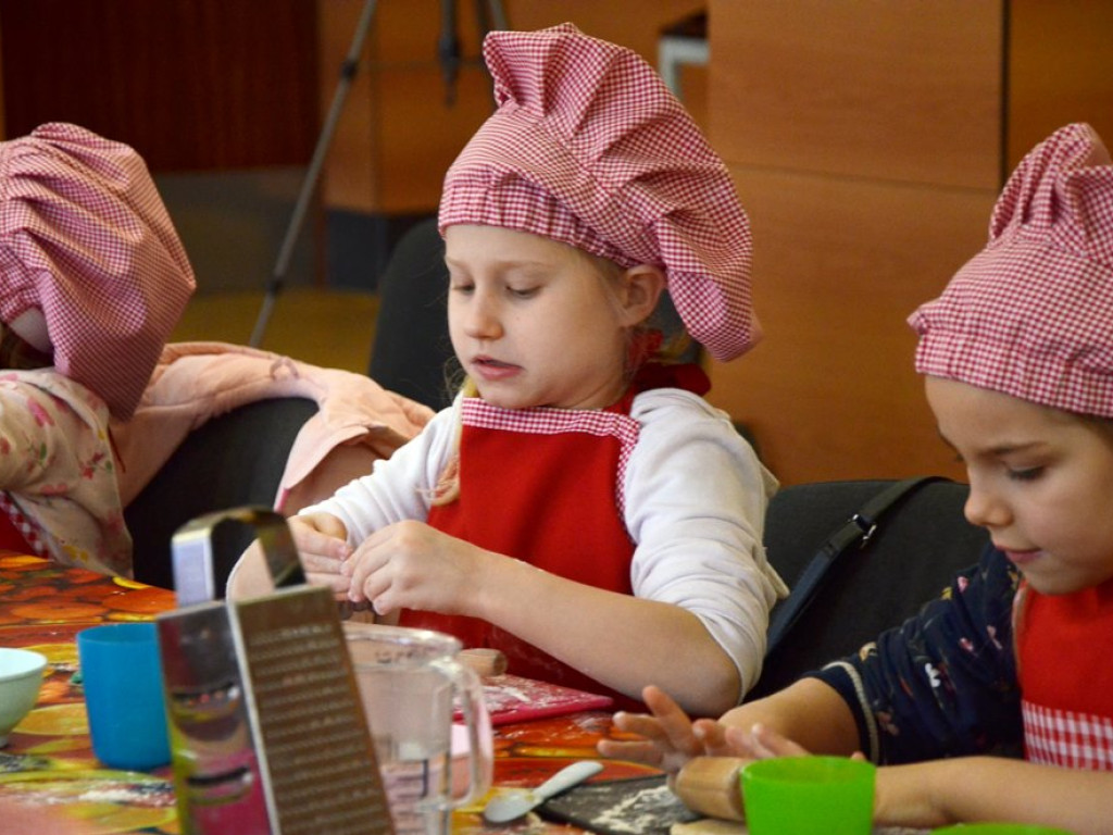 Dzieci wypiekły pyszne warzywne pizzerki. Kulinarne zajęcia w MOK-u