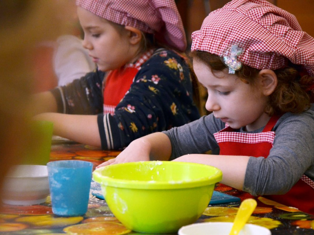 Dzieci wypiekły pyszne warzywne pizzerki. Kulinarne zajęcia w MOK-u