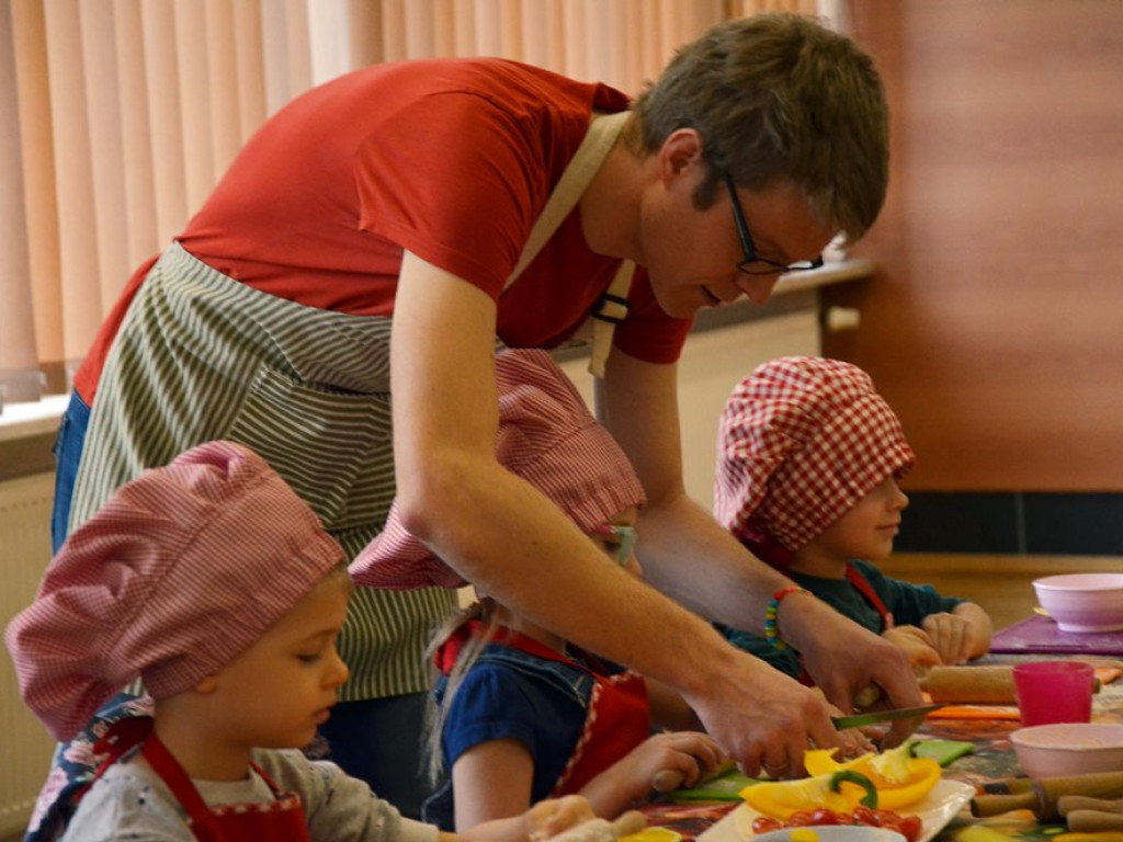 Dzieci wypiekły pyszne warzywne pizzerki. Kulinarne zajęcia w MOK-u