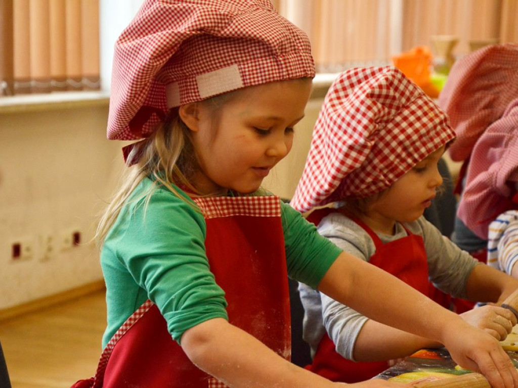 Dzieci wypiekły pyszne warzywne pizzerki. Kulinarne zajęcia w MOK-u