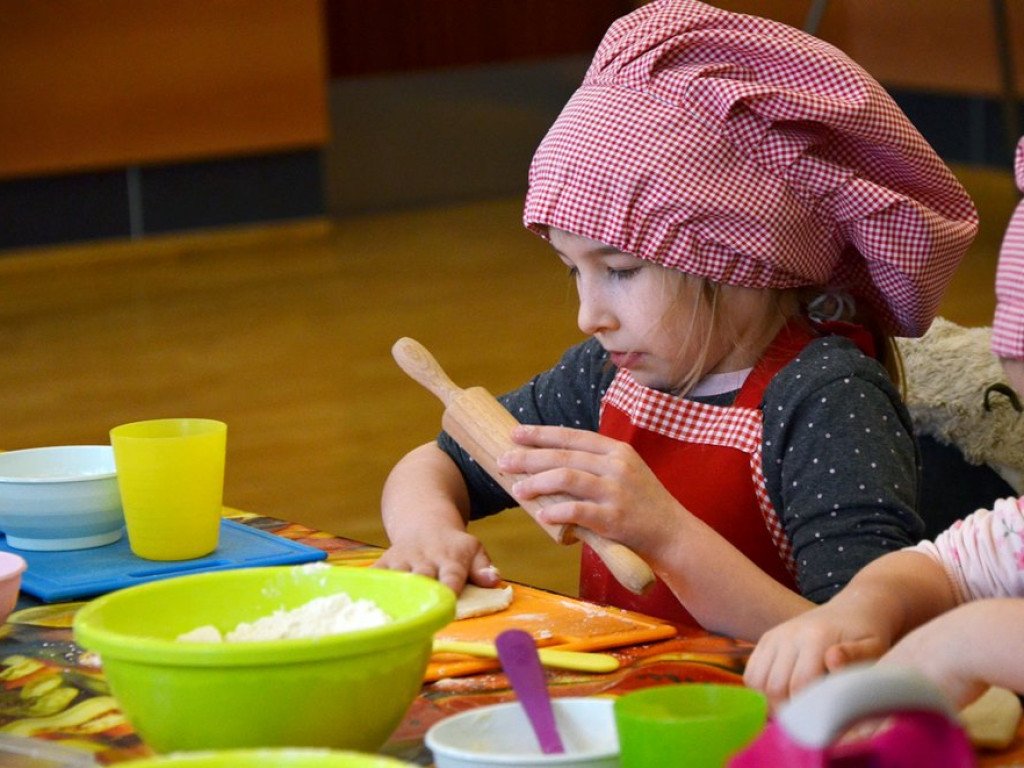 Dzieci wypiekły pyszne warzywne pizzerki. Kulinarne zajęcia w MOK-u