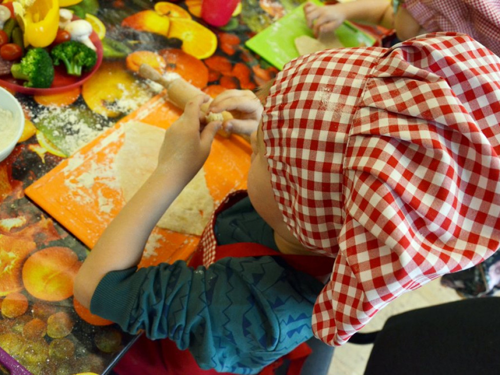 Dzieci wypiekły pyszne warzywne pizzerki. Kulinarne zajęcia w MOK-u