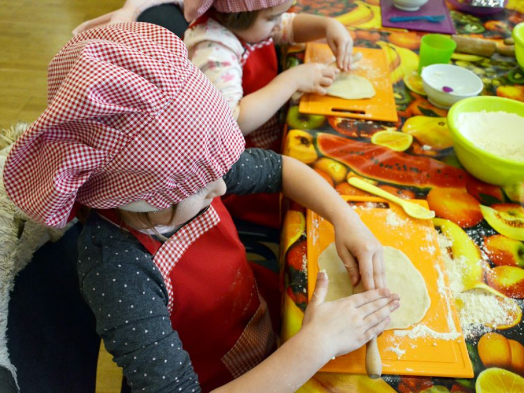 Dzieci wypiekły pyszne warzywne pizzerki. Kulinarne zajęcia w MOK-u