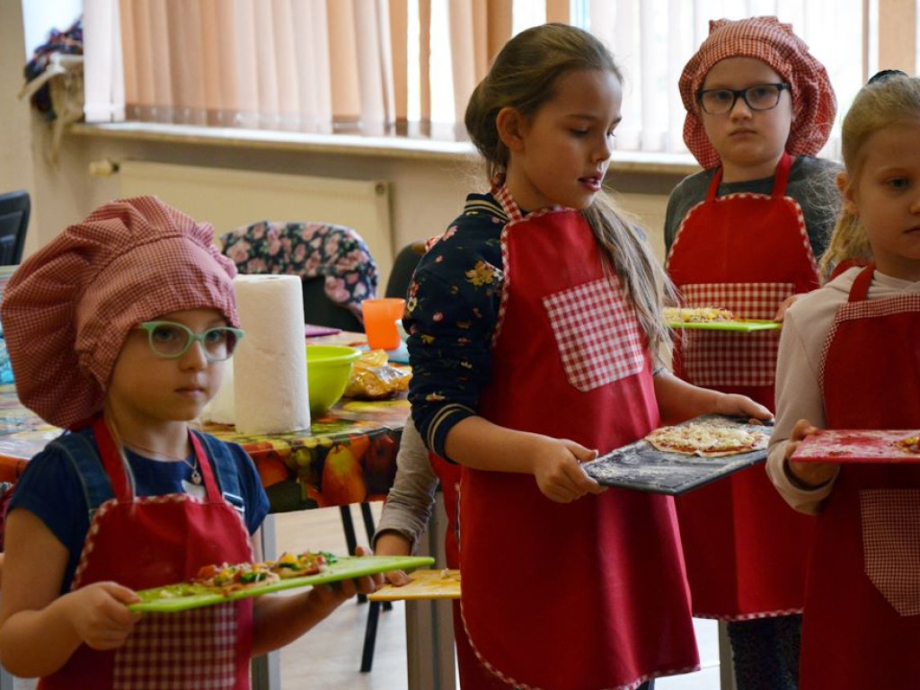 Dzieci wypiekły pyszne warzywne pizzerki. Kulinarne zajęcia w MOK-u