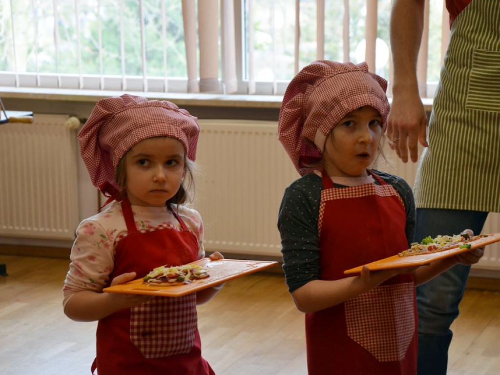 Dzieci wypiekły pyszne warzywne pizzerki. Kulinarne zajęcia w MOK-u