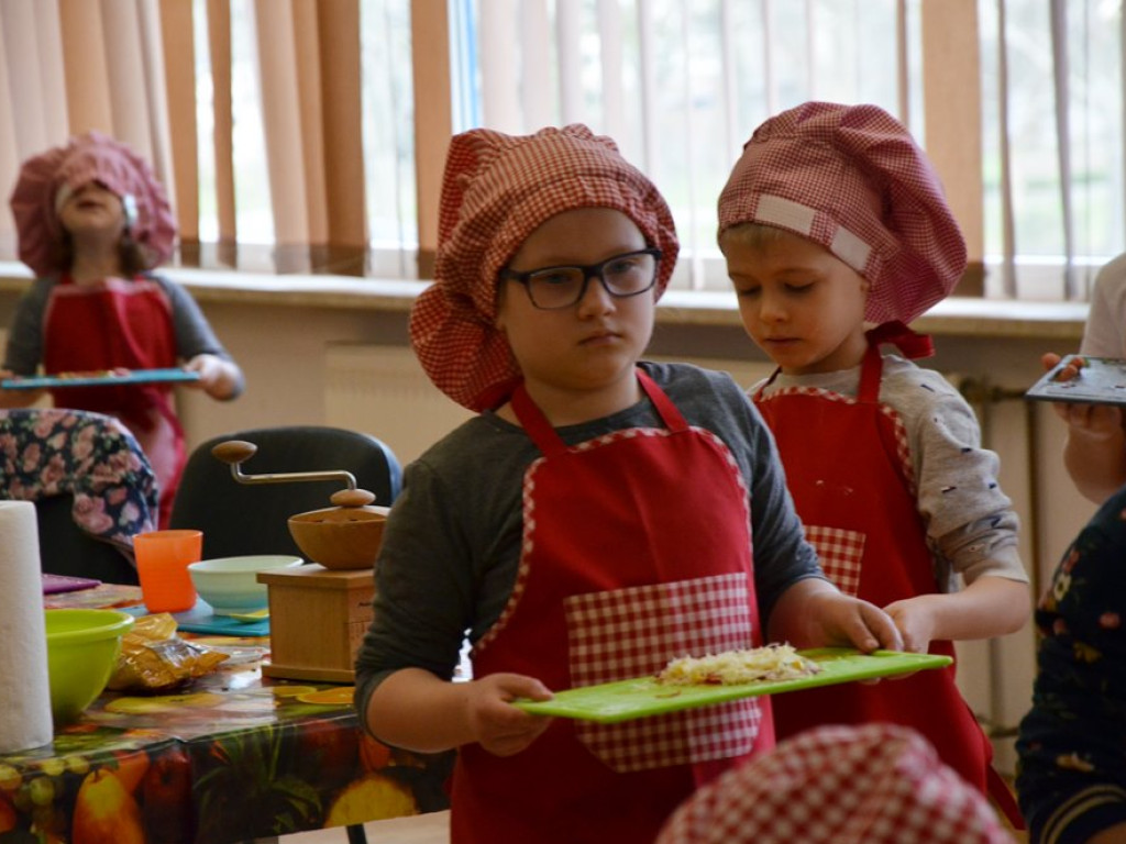 Dzieci wypiekły pyszne warzywne pizzerki. Kulinarne zajęcia w MOK-u