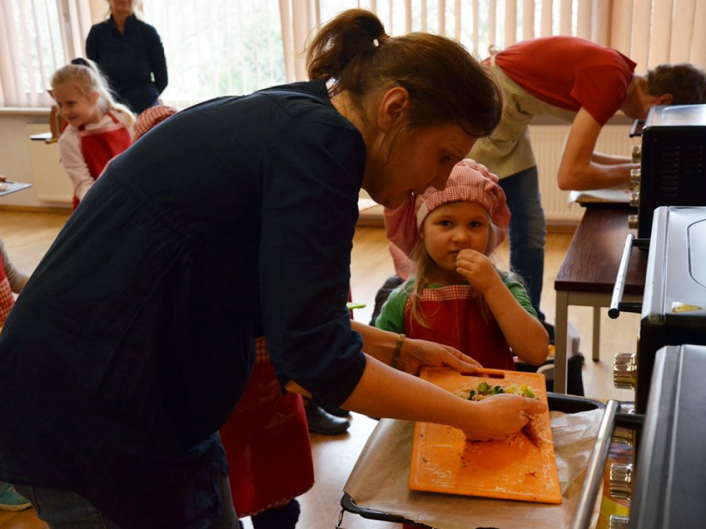 Dzieci wypiekły pyszne warzywne pizzerki. Kulinarne zajęcia w MOK-u