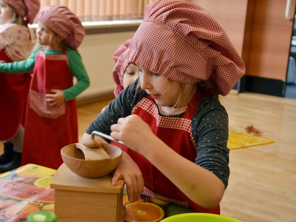 Dzieci wypiekły pyszne warzywne pizzerki. Kulinarne zajęcia w MOK-u