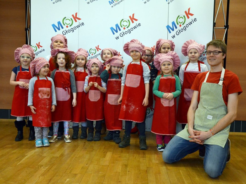 Dzieci wypiekły pyszne warzywne pizzerki. Kulinarne zajęcia w MOK-u