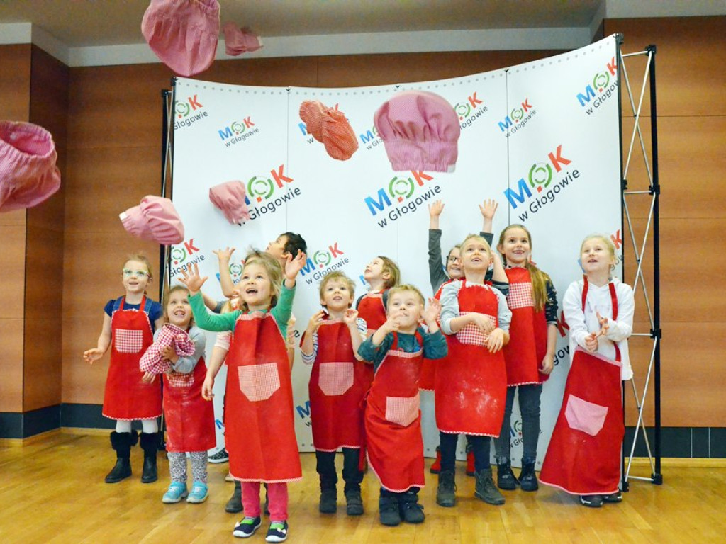 Dzieci wypiekły pyszne warzywne pizzerki. Kulinarne zajęcia w MOK-u