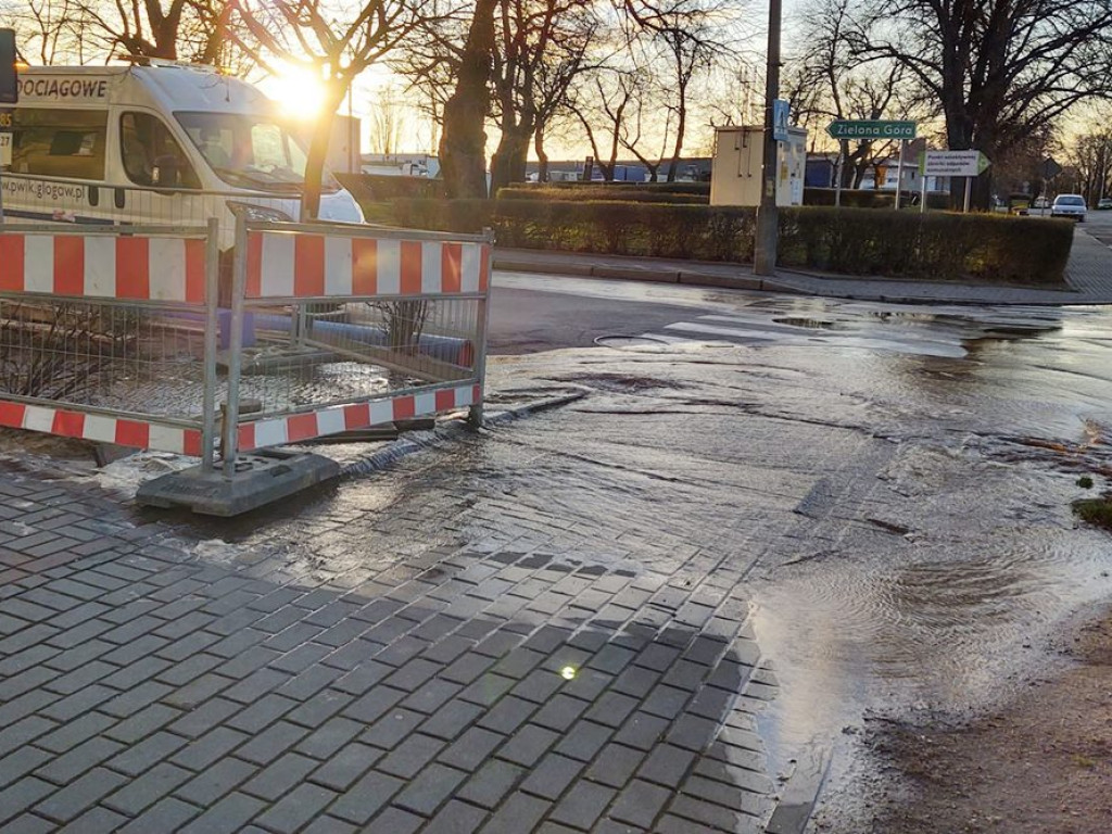 Znów pękła rura, ale mieszkańcy nie mieli problemów z dostawą wody