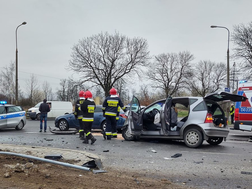 Poważny wypadek! Jedną z poszkodowanych osób zabrał helikopter ratunkowy