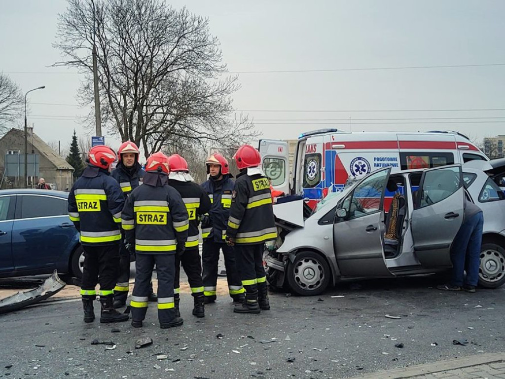 Poważny wypadek! Jedną z poszkodowanych osób zabrał helikopter ratunkowy