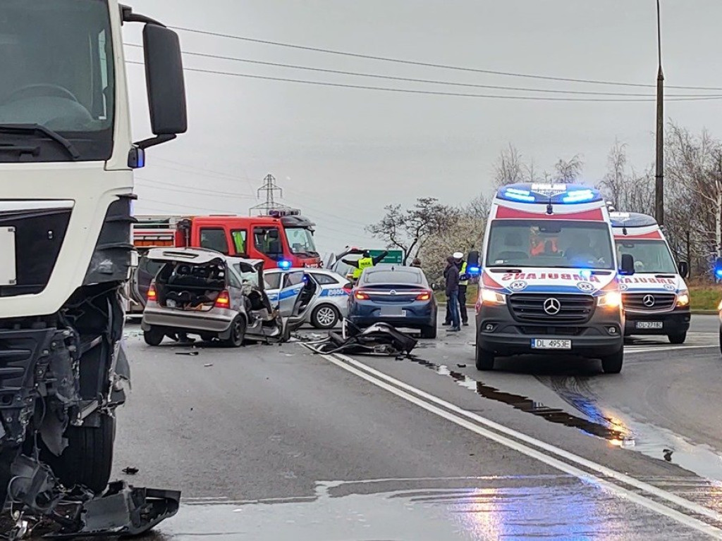 Poważny wypadek! Jedną z poszkodowanych osób zabrał helikopter ratunkowy