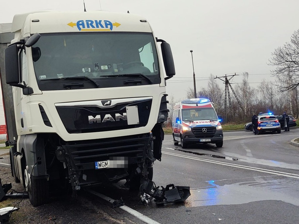 Poważny wypadek! Jedną z poszkodowanych osób zabrał helikopter ratunkowy