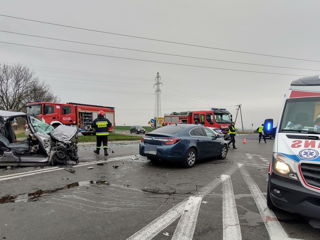 Poważny wypadek! Jedną z poszkodowanych osób zabrał helikopter ratunkowy