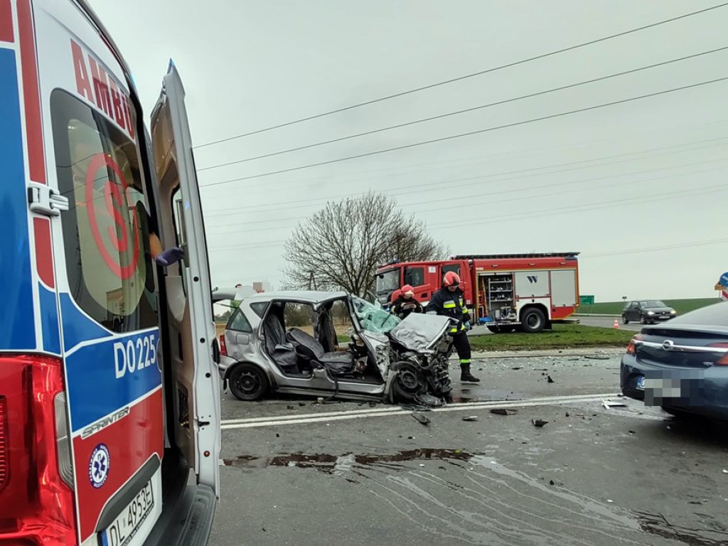 Poważny wypadek! Jedną z poszkodowanych osób zabrał helikopter ratunkowy