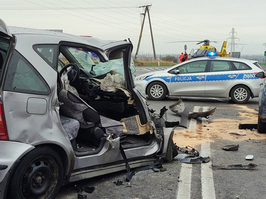Poważny wypadek! Jedną z poszkodowanych osób zabrał helikopter ratunkowy
