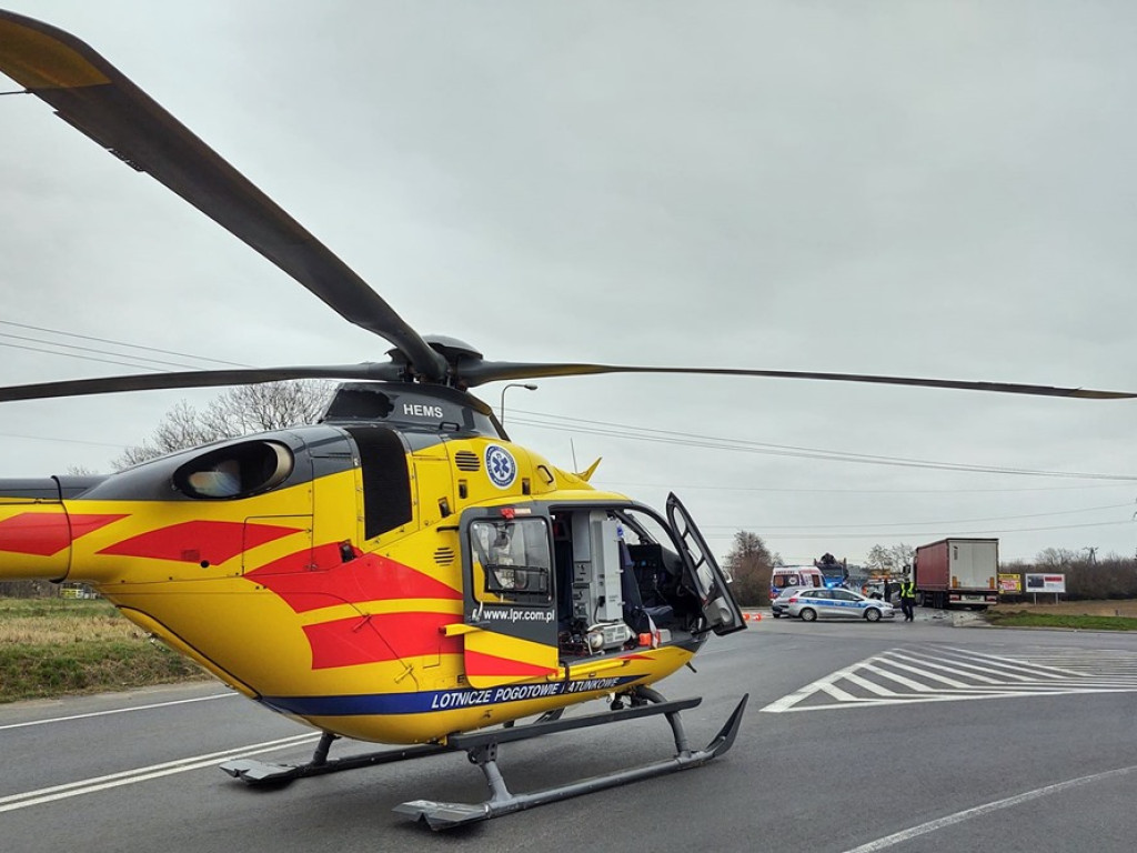 Poważny wypadek! Jedną z poszkodowanych osób zabrał helikopter ratunkowy