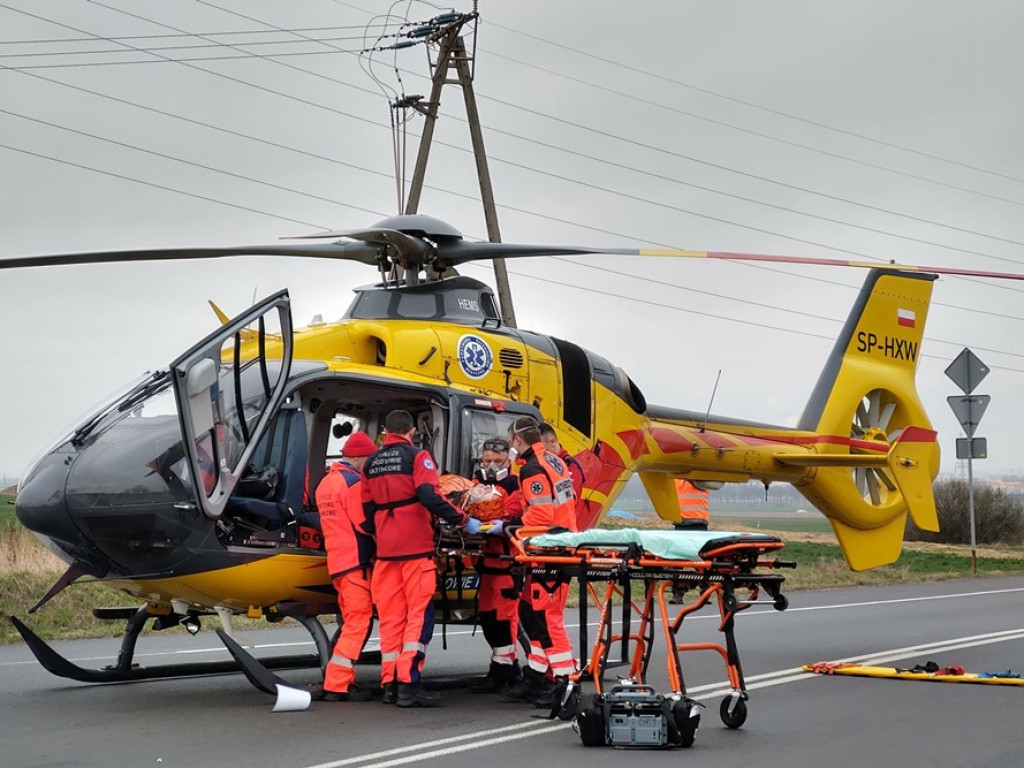 Poważny wypadek! Jedną z poszkodowanych osób zabrał helikopter ratunkowy