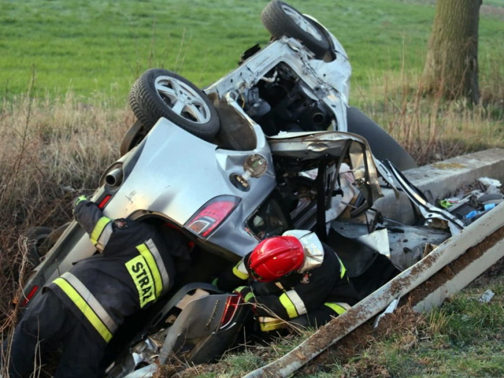 Dachowanie za Przedmościem. Auto uderzyło w betonowy przepust. Lekarze walczą o życie kierowcy