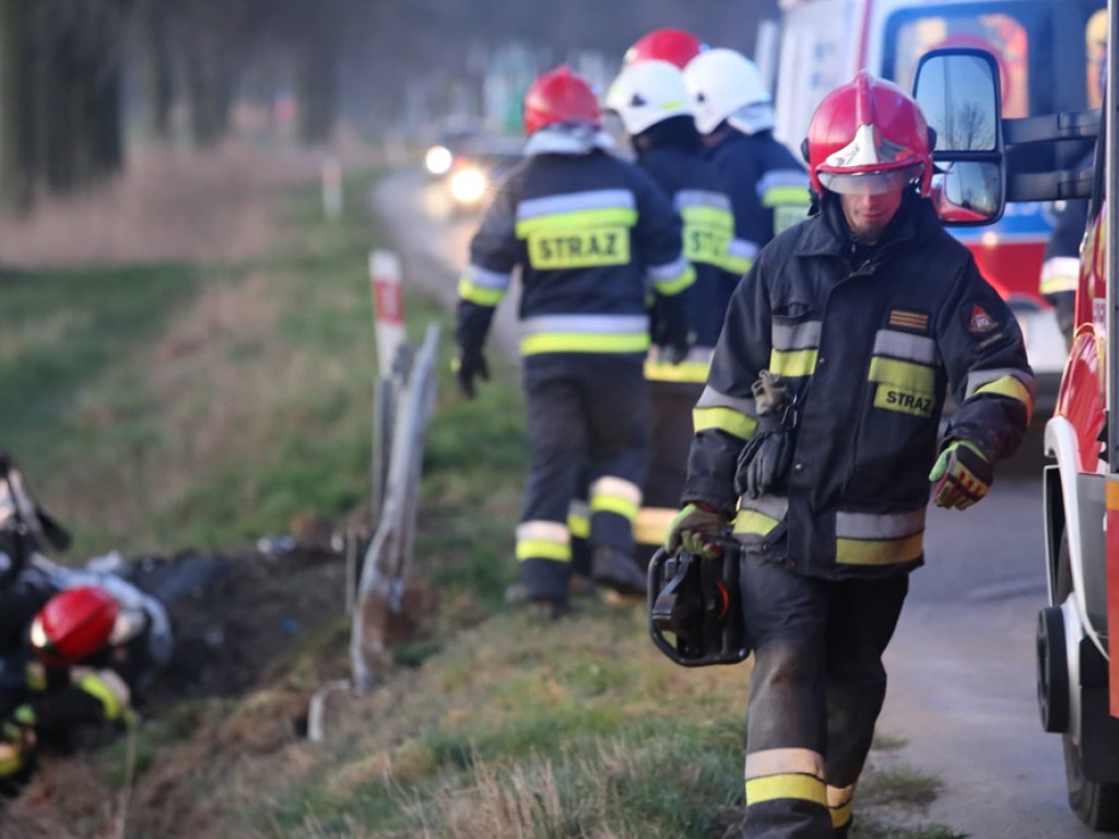 Dachowanie za Przedmościem. Auto uderzyło w betonowy przepust. Lekarze walczą o życie kierowcy