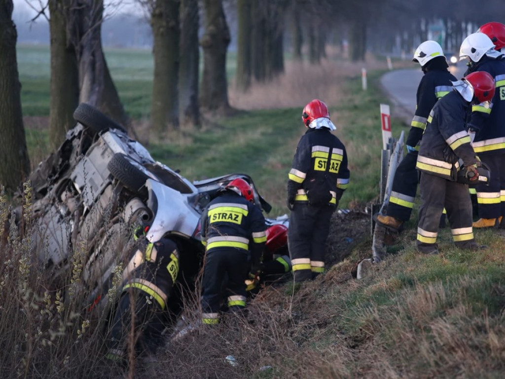 Dachowanie za Przedmościem. Auto uderzyło w betonowy przepust. Lekarze walczą o życie kierowcy