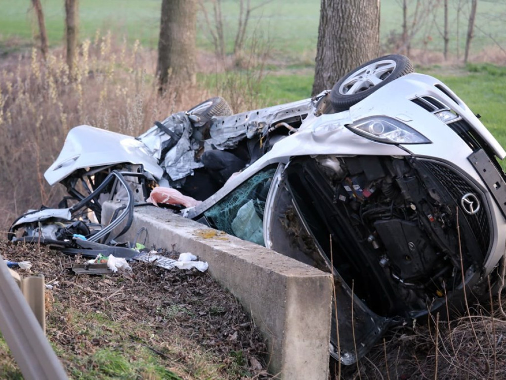 Dachowanie za Przedmościem. Auto uderzyło w betonowy przepust. Lekarze walczą o życie kierowcy