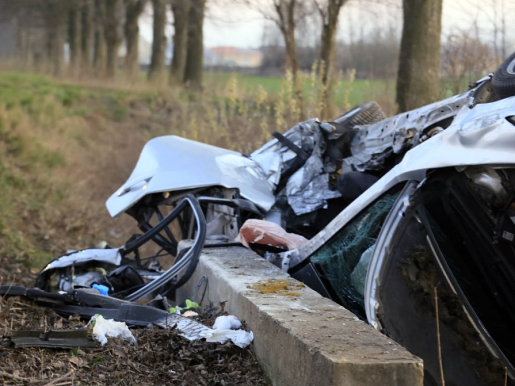 Dachowanie za Przedmościem. Auto uderzyło w betonowy przepust. Lekarze walczą o życie kierowcy