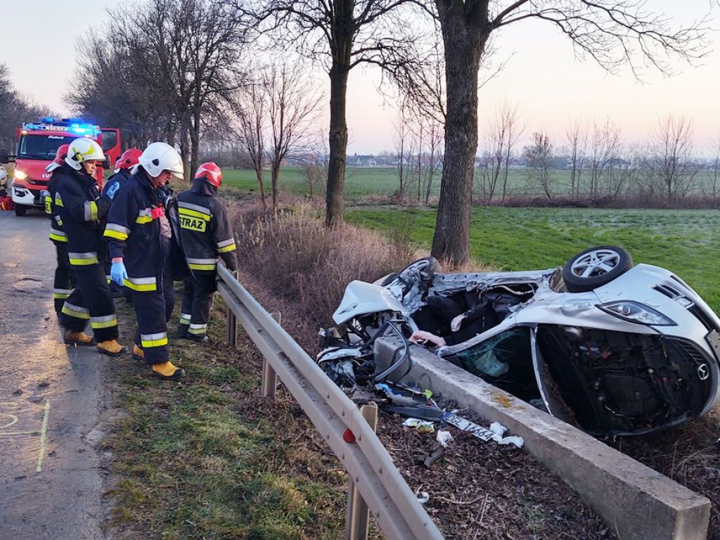 Dachowanie za Przedmościem. Auto uderzyło w betonowy przepust. Lekarze walczą o życie kierowcy