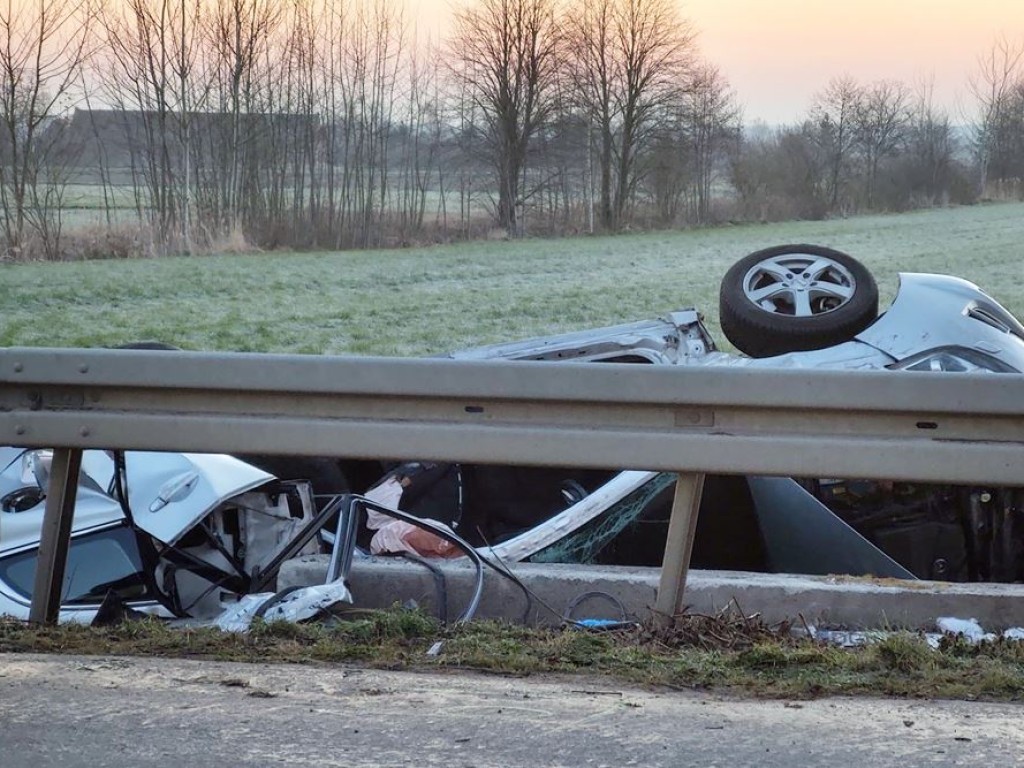 Dachowanie za Przedmościem. Auto uderzyło w betonowy przepust. Lekarze walczą o życie kierowcy