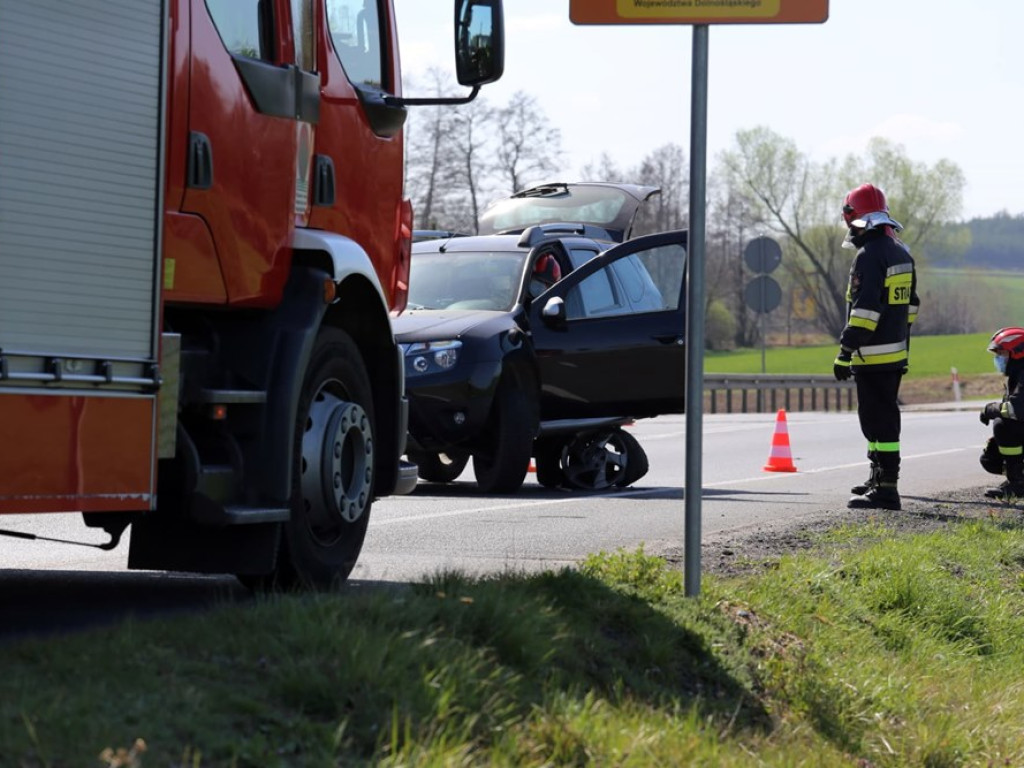BMW uderzyło w dacię. Sprawca uciekł z miejsca wypadku