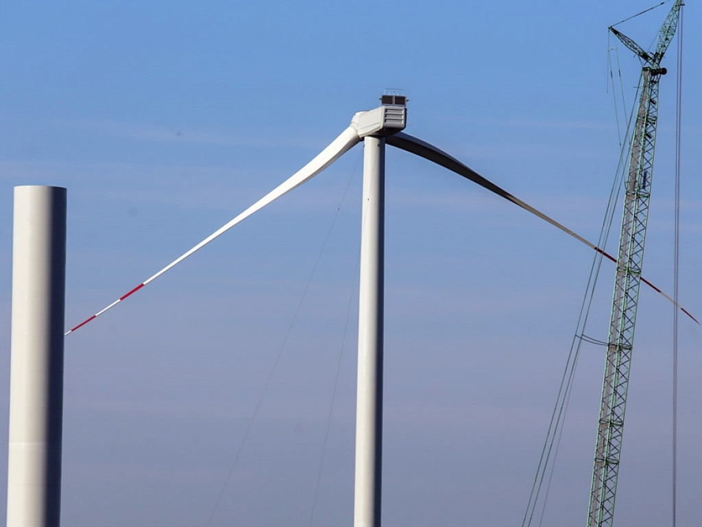 Elektrownia wiatrowa w budowie. Ma być gotowa do końca czerwca