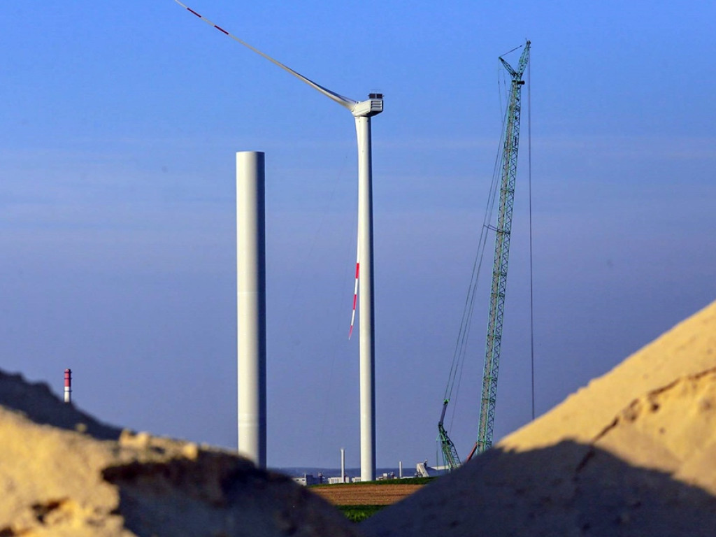 Elektrownia wiatrowa w budowie. Ma być gotowa do końca czerwca