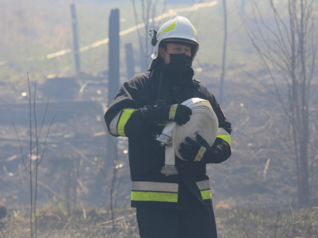 Ogromny pożar przy ulicy Krochmalnej. Płoną trawy i nieużytki