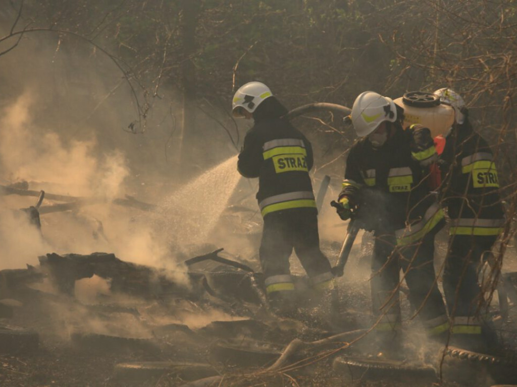Ogromny pożar przy ulicy Krochmalnej. Płoną trawy i nieużytki