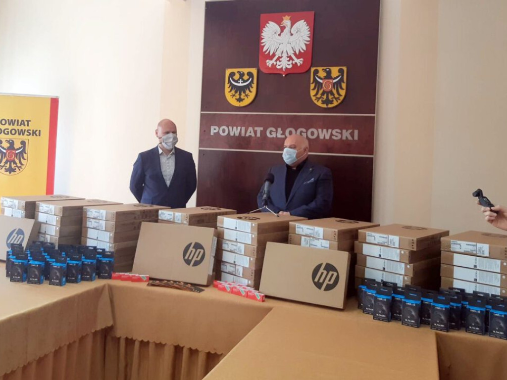 Laptopy dla uczniów i nauczycieli za blisko 100 tysięcy złotych