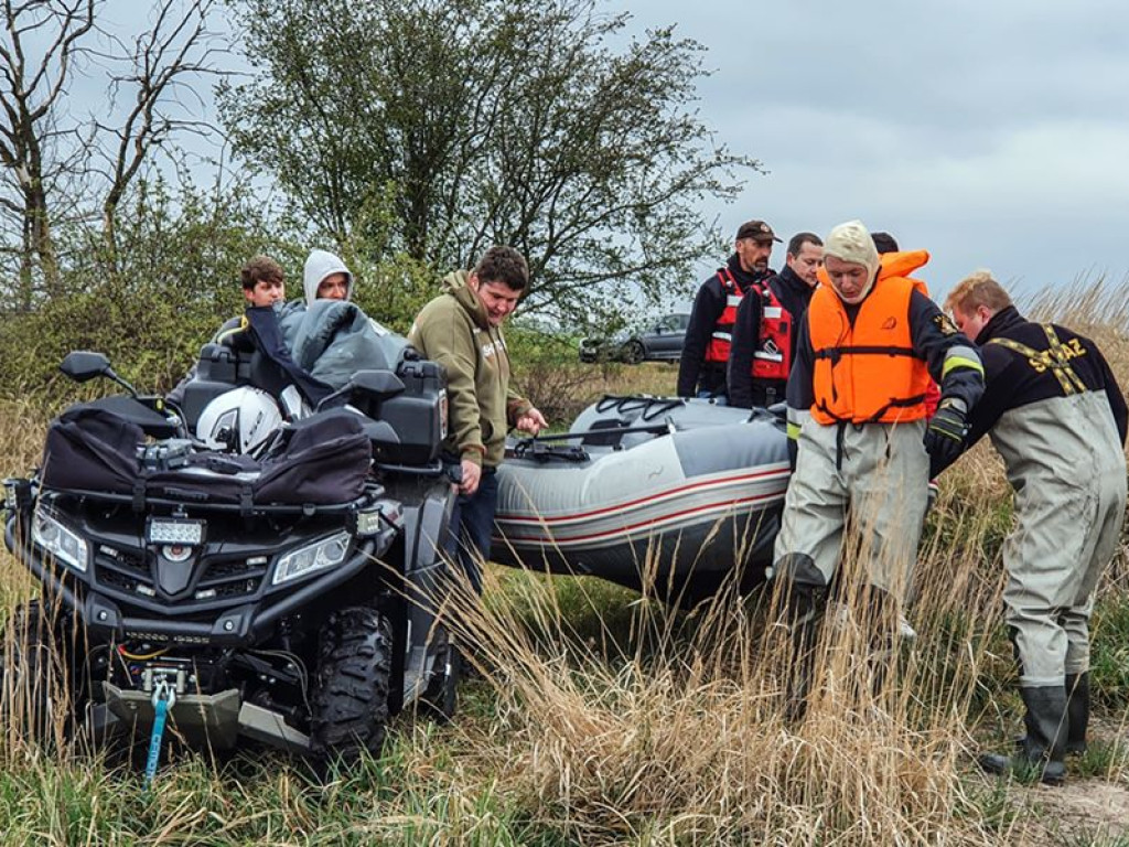 Uratowali rannego łabędzia.  W trudną akcję zaangażowało się wiele osób