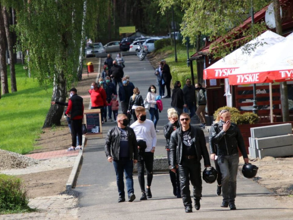 Tłumy ludzi na sławskiej plaży! Lody, kawa, kebaby? Tak! Na wynos