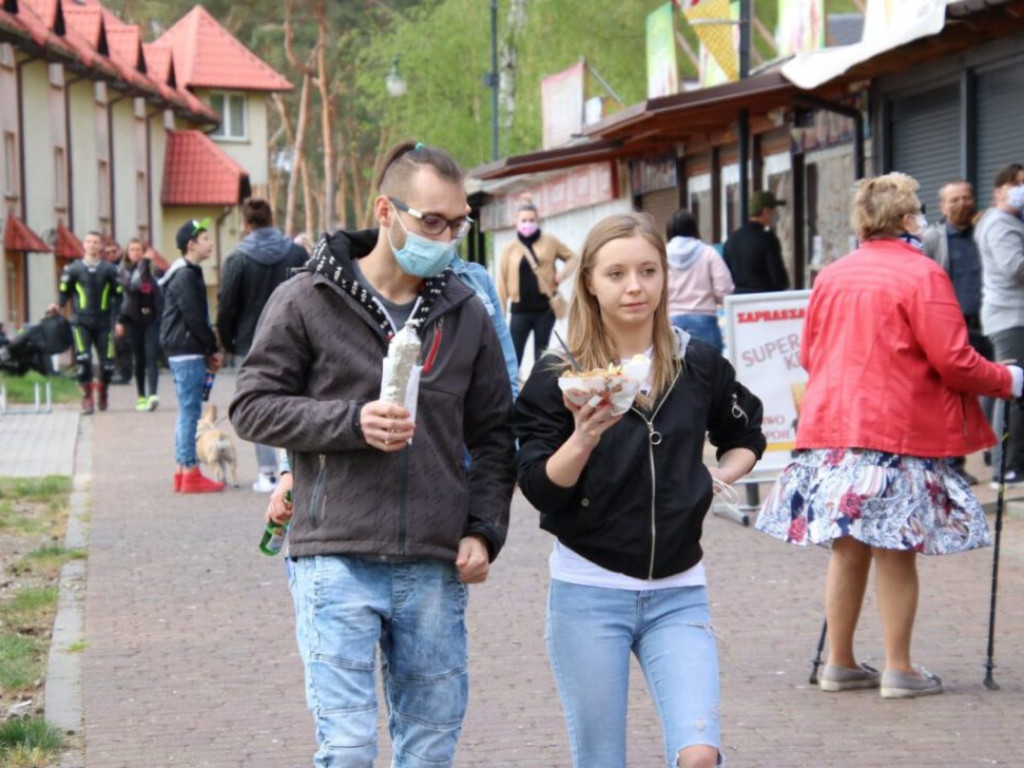 Tłumy ludzi na sławskiej plaży! Lody, kawa, kebaby? Tak! Na wynos