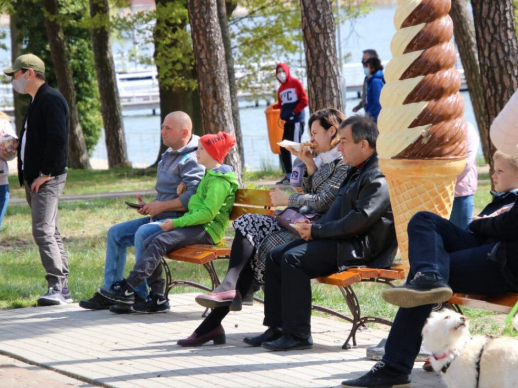 Tłumy ludzi na sławskiej plaży! Lody, kawa, kebaby? Tak! Na wynos