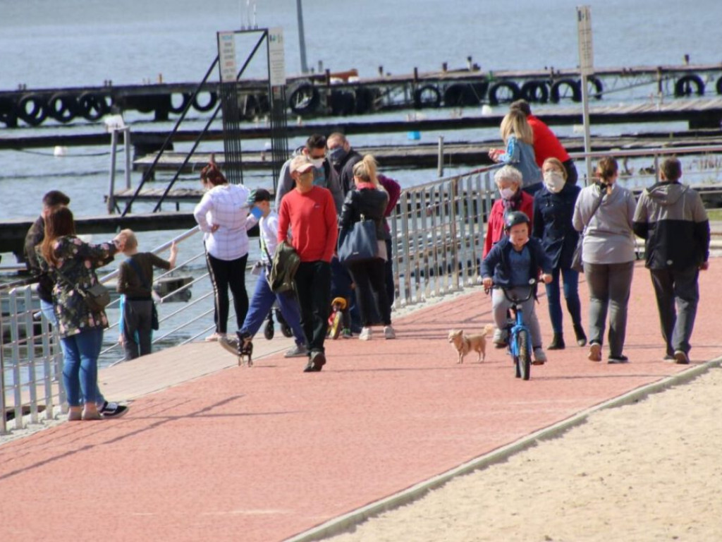 Tłumy ludzi na sławskiej plaży! Lody, kawa, kebaby? Tak! Na wynos
