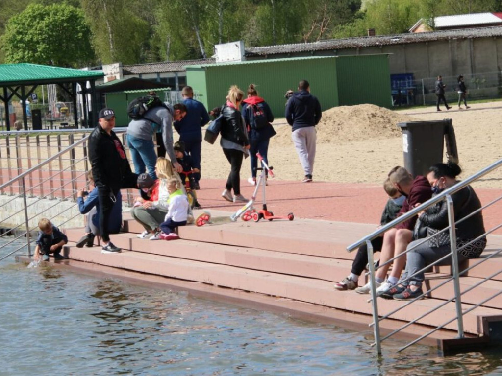 Tłumy ludzi na sławskiej plaży! Lody, kawa, kebaby? Tak! Na wynos