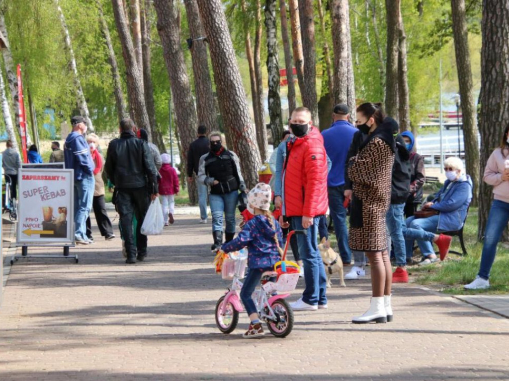 Tłumy ludzi na sławskiej plaży! Lody, kawa, kebaby? Tak! Na wynos